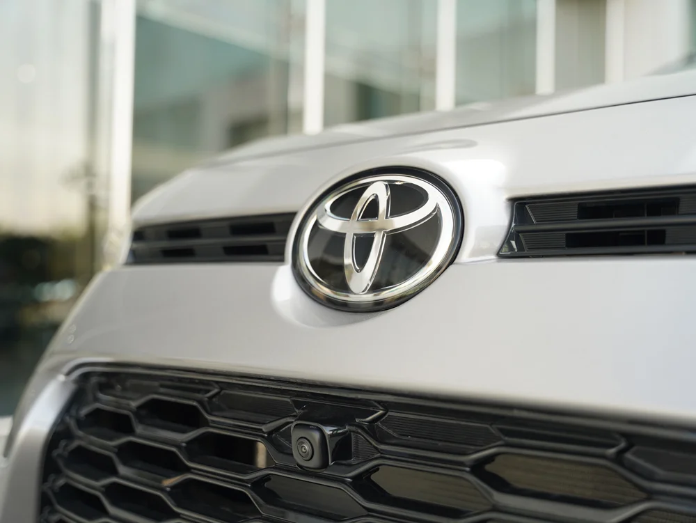 آرم تویوتا روی قسمت جلوی تویوتا وایلدلندر 2025