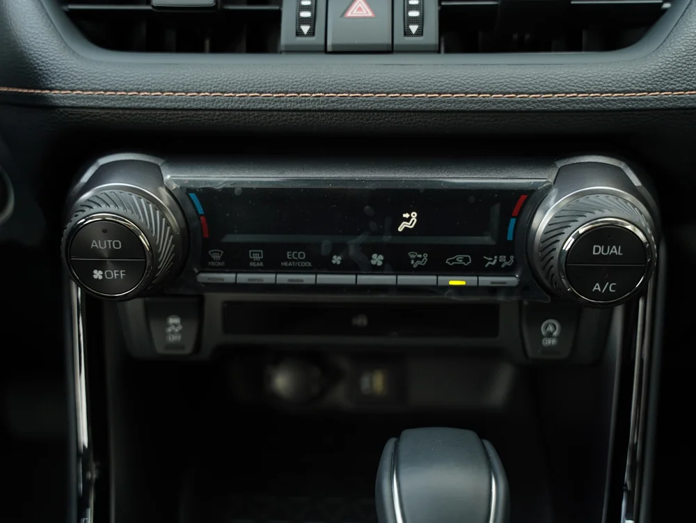 سیستم صوتی با ۶ بلندگو در درب‌ها و داشبورد