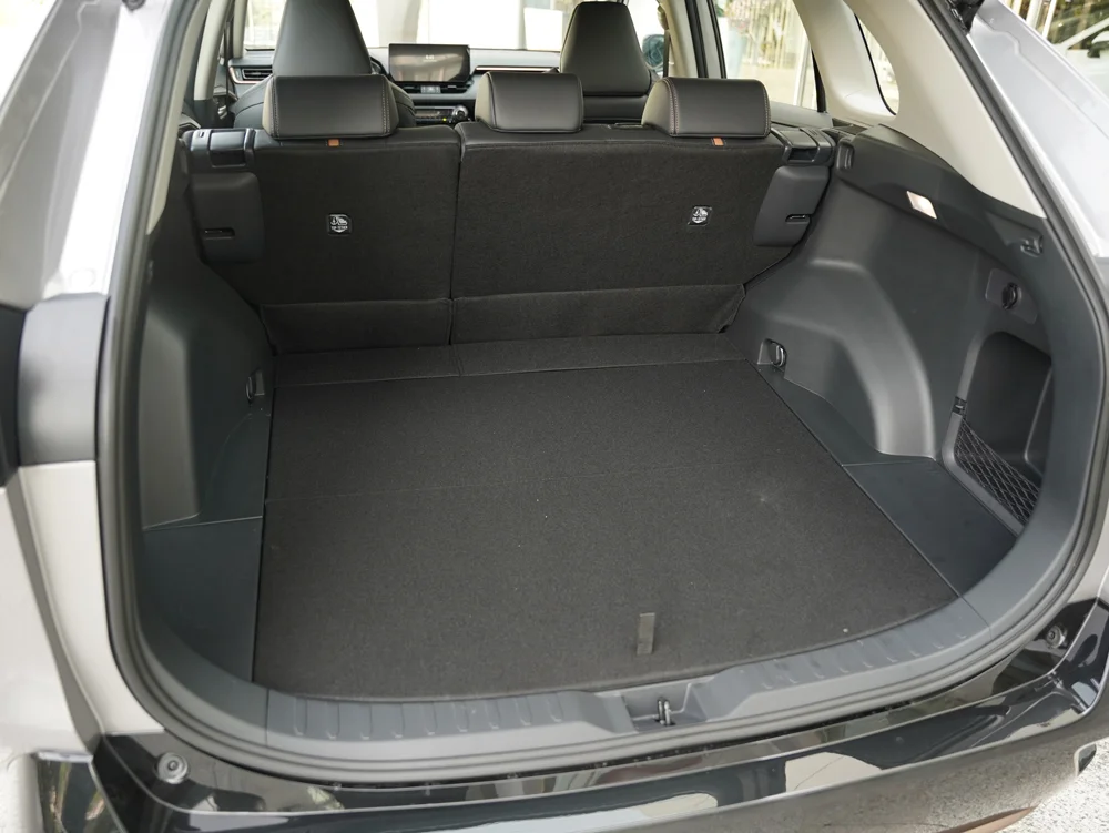 فضای صندوق عقب با قابلیت خواباندن صندلی‌ها