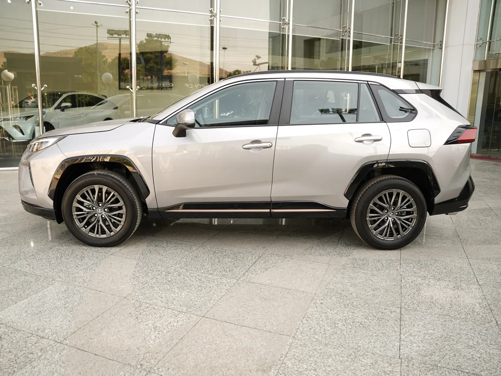 نمای جانبی تویوتا وایلدلندر در حالت پارک