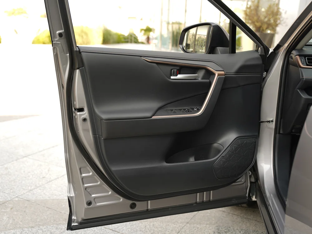 نمای داخلی درب راننده تویوتا وایلدلندر 2025