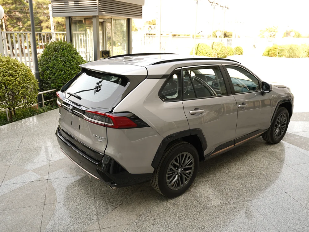 نمای عقب تویوتا وایلدلندر با چراغ‌های کشیده