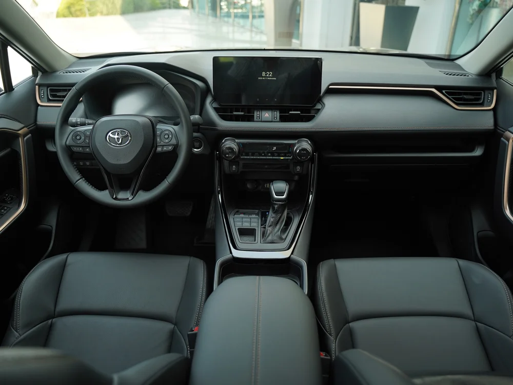 نمای کلی کابین تویوتا وایلدلندر با نورپردازی