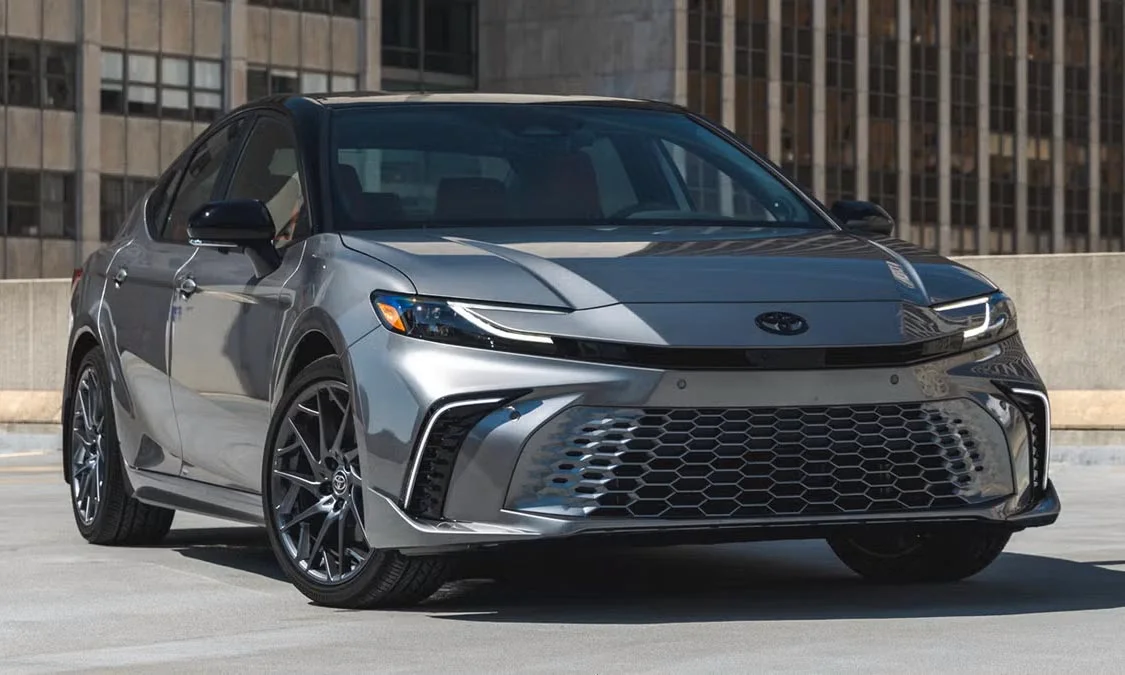 تویوتا کمری ۲۰۲۵ | نمای جانبی نسخه جدید سدان محبوب