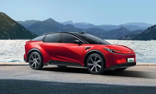 نمای کناری تویوتا BZ5 در طبیعت – ایرتویا