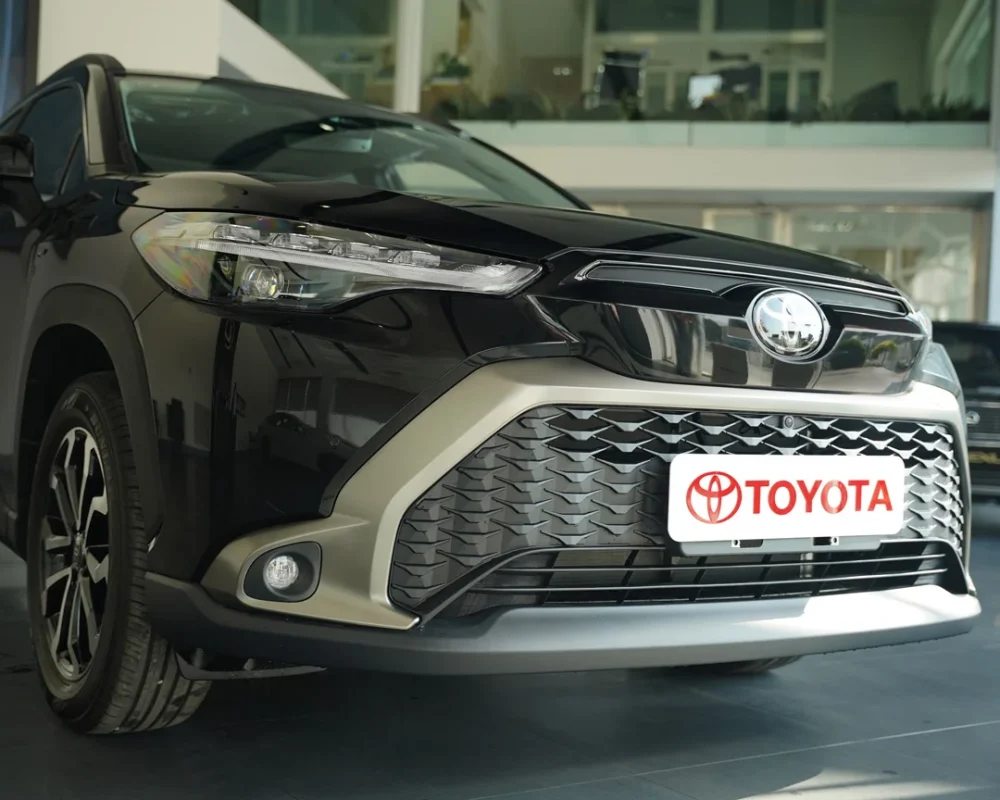 نمای نزدیک سپر جلو و چراغ‌های LED تویوتا فرانت لندر