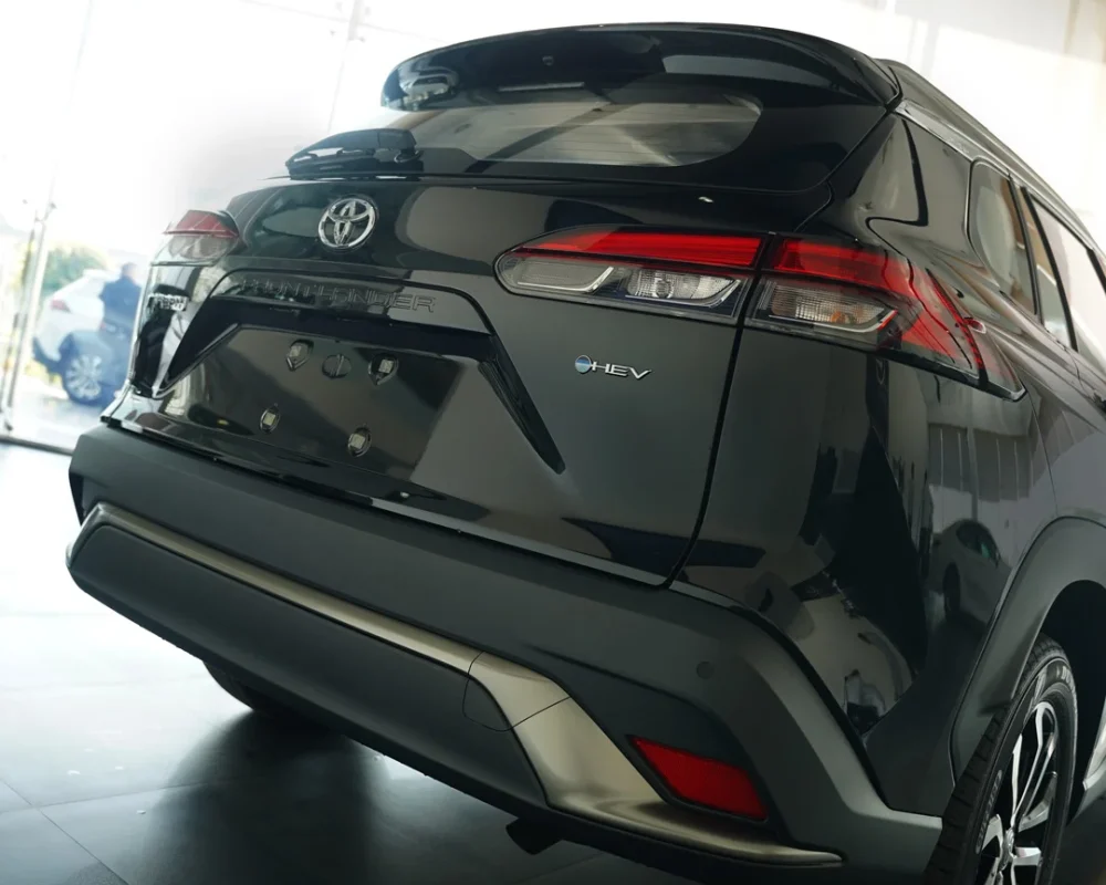 نمای نزدیک سپر عقب و چراغ‌های LED تویوتا فرانت لندر