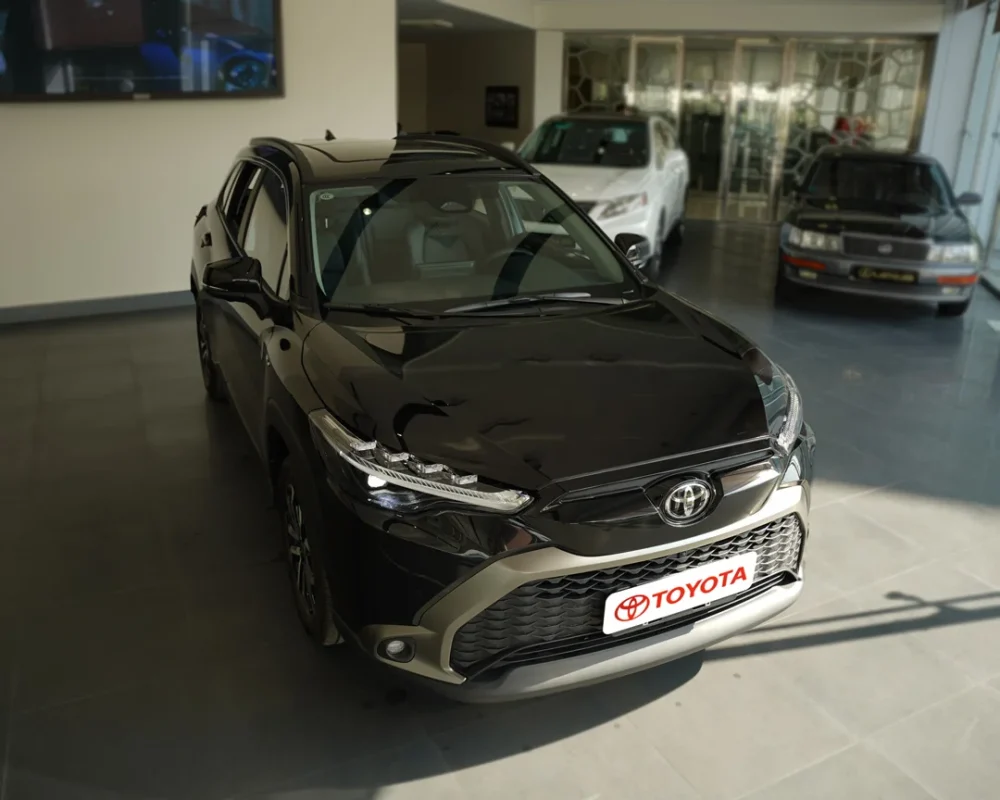 زاویه جلو از ماشین هیبریدی تویوتا فرانت لندر