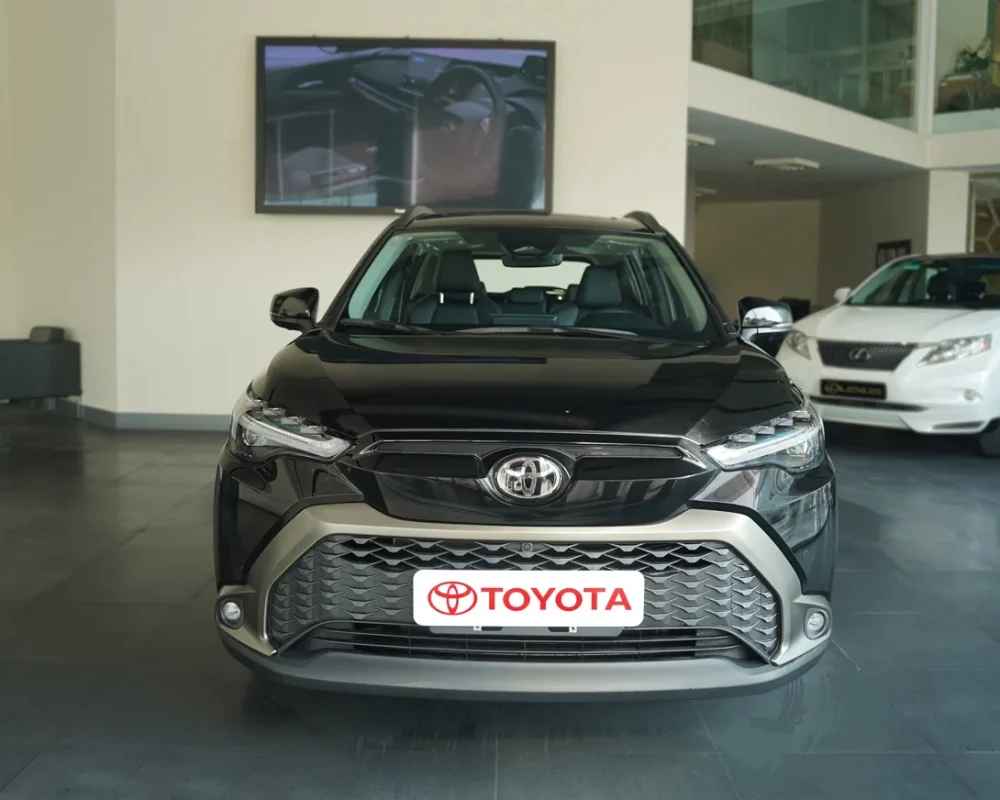 نمای کناری ماشین تویوتا فرانت لندر با طراحی اسپرت