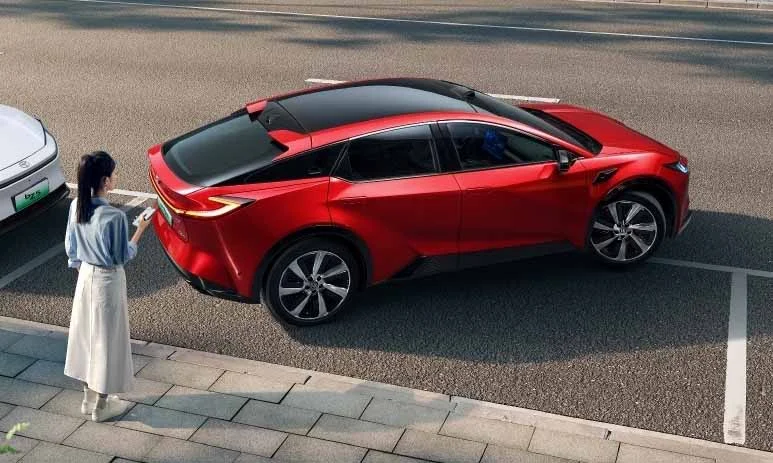 نمای کناری تویوتا BZ5 در طبیعت – ایرتویا