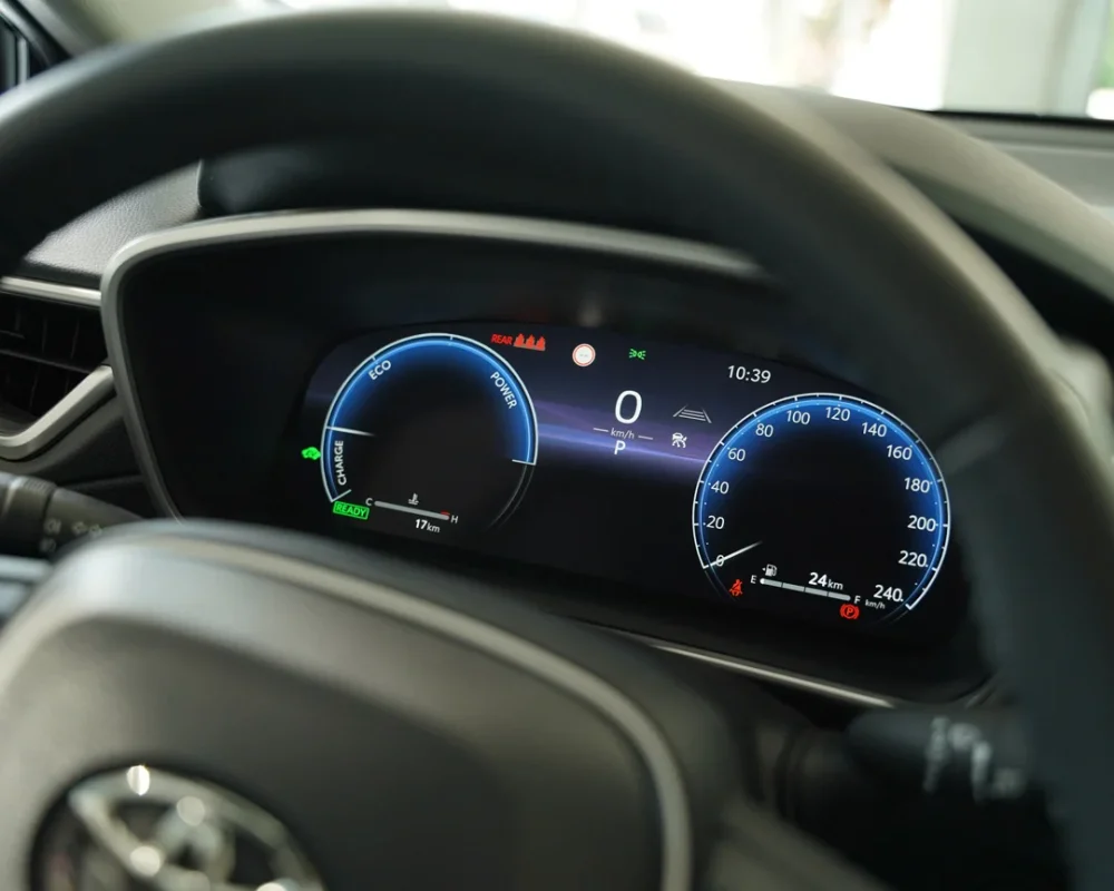 پنل دیجیتال ۱۲.۳ اینچی پشت فرمان در ماشین تویوتا فرانت لندر