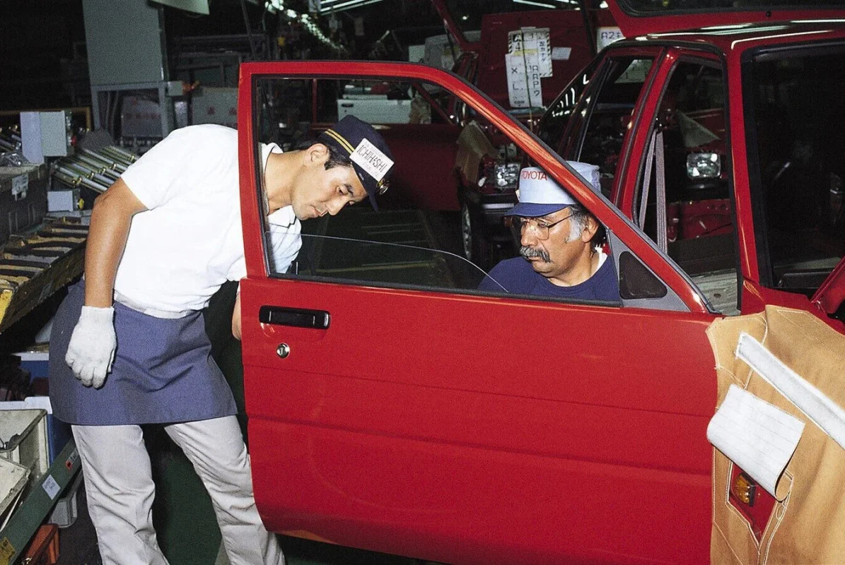 بررسی و کنترل کیفیت خودرو توسط کارکنان کارخانه تاکائوکا در خط تولید تویوتا