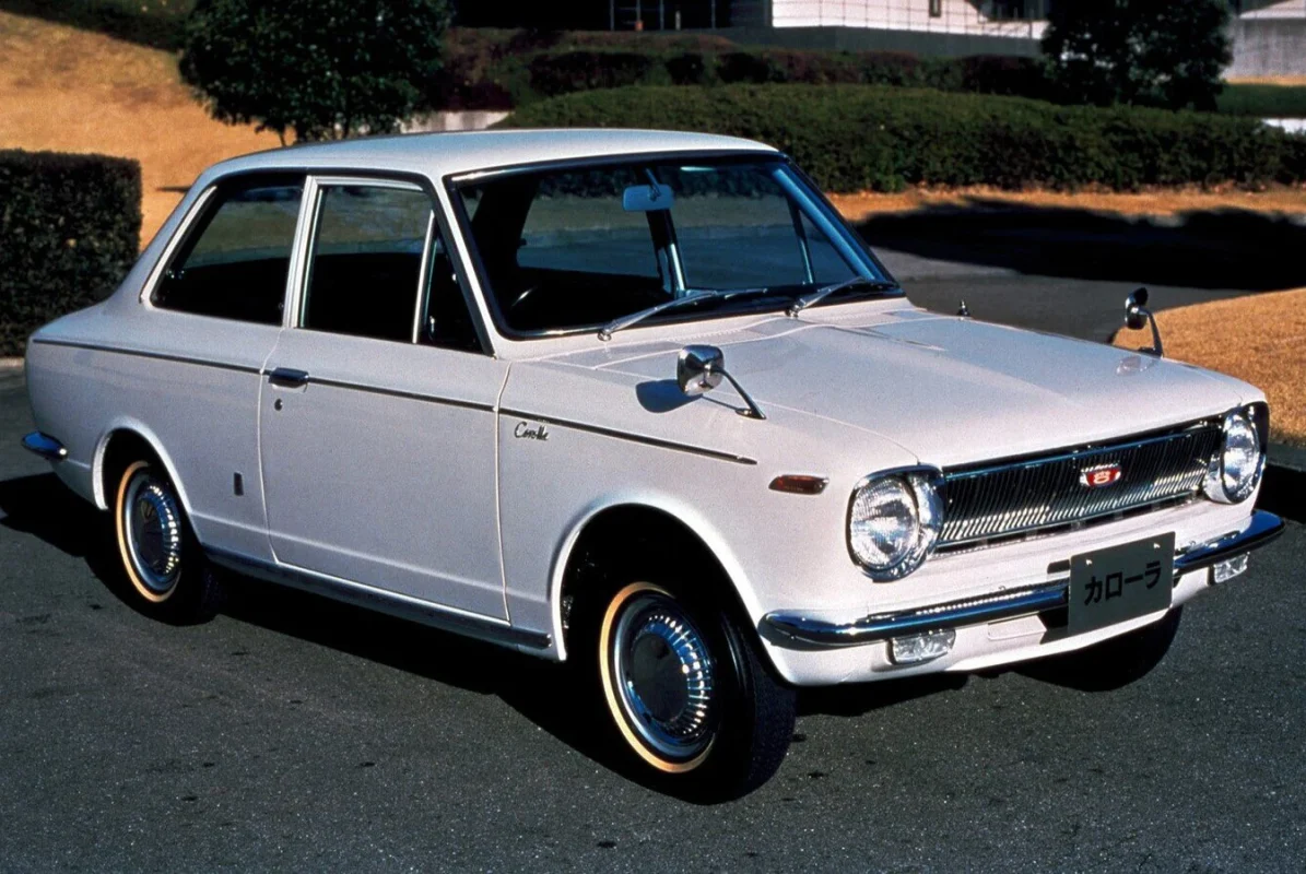نمایی از تویوتا کرولا کلاسیک نسل اولیه ساخته‌شده در کارخانه تاکائوکا