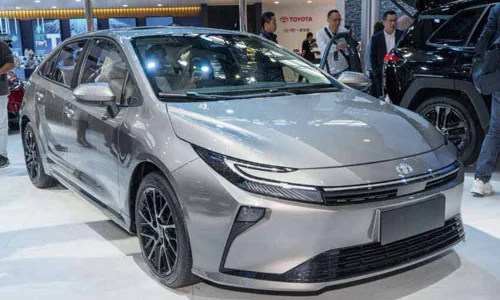 نمای کامل جلوی تویوتا کرولا ۲۰۲۶ فیس‌لیفت در سالن نمایشگاه