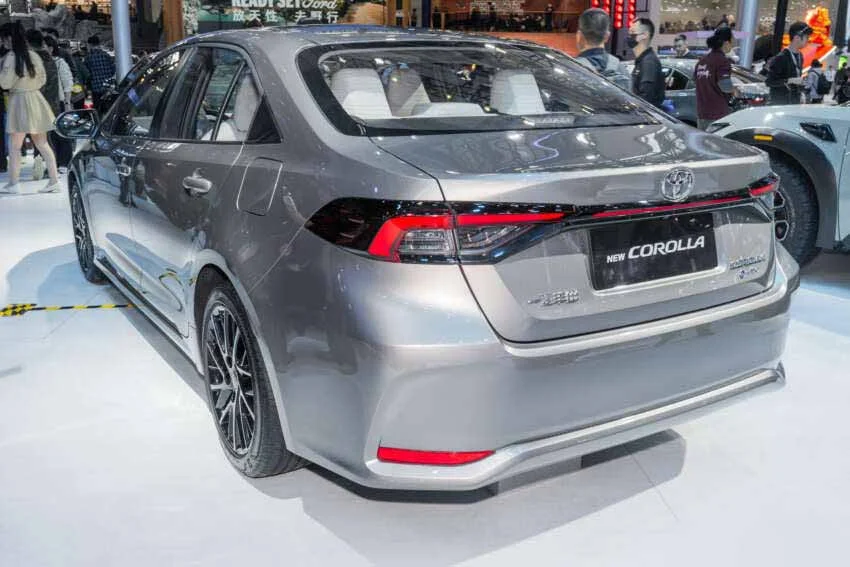 نمای سه‌ربع عقب تویوتا کرولا ۲۰۲۶ فیس‌لیفت با تغییرات ظریف در چراغ‌ها