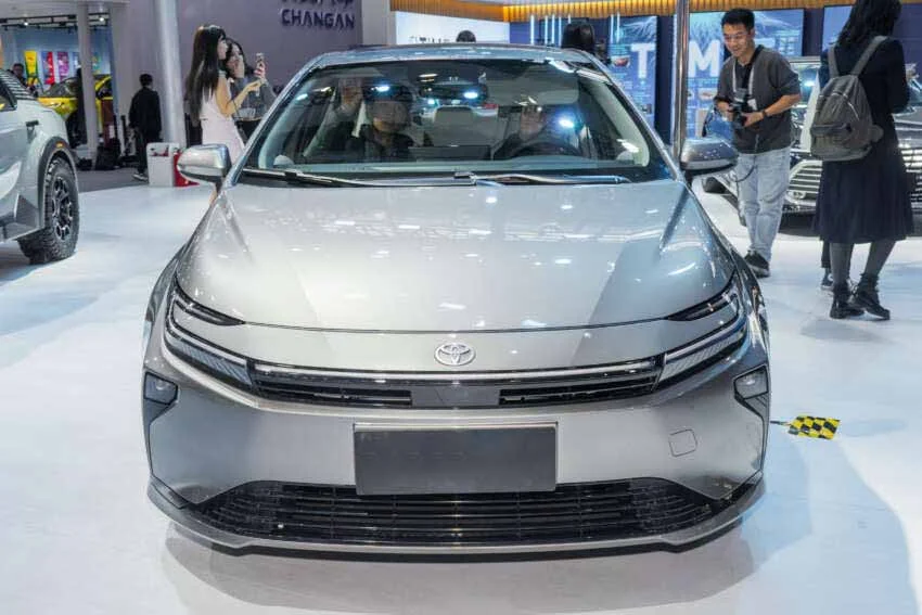 نمای نزدیک سپر و چراغ‌های جلو تویوتا کرولا ۲۰۲۶ فیس‌لیفت با طراحی Hammerhead