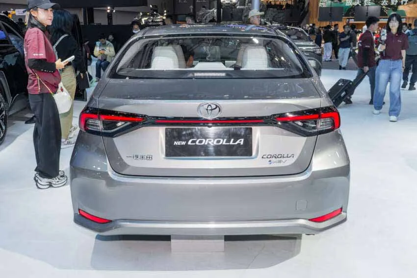 نمای کامل عقب تویوتا کرولا ۲۰۲۶ فیس‌لیفت با امضای نوری نسل دوازدهم