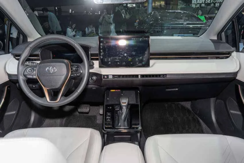 نمای داخلی تویوتا کرولا ۲۰۲۶ فیس‌لیفت – داشبورد و طراحی جدید کابین