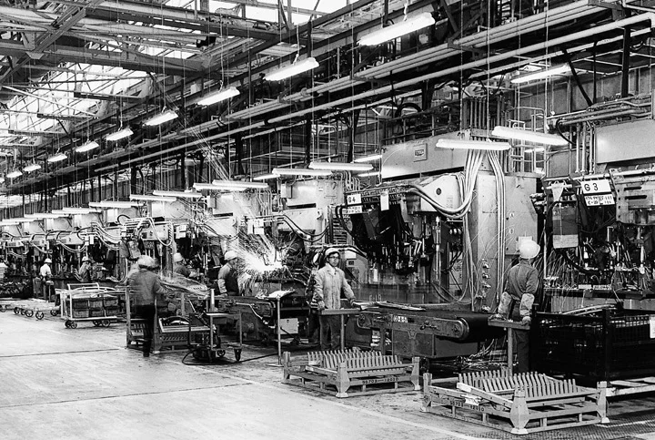 نمایی از خط تولید کارخانه تاکائوکا تویوتا در دهه‌های ابتدایی فعالیت