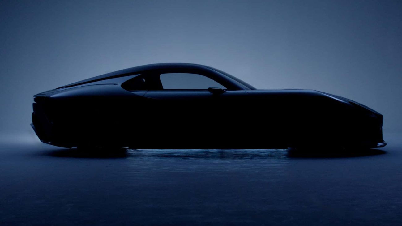 سیلوئت جانبی لکسوس LFA در نور آبی