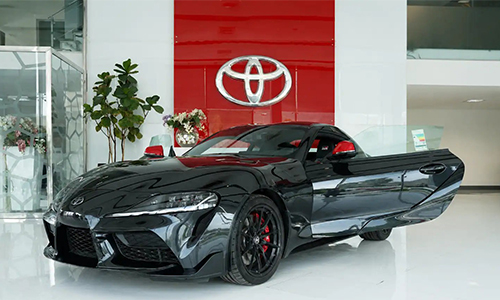 نمای سه‌ربع جلو Toyota Supra GR 2026 با طراحی اسپرت و بدنه مشکی