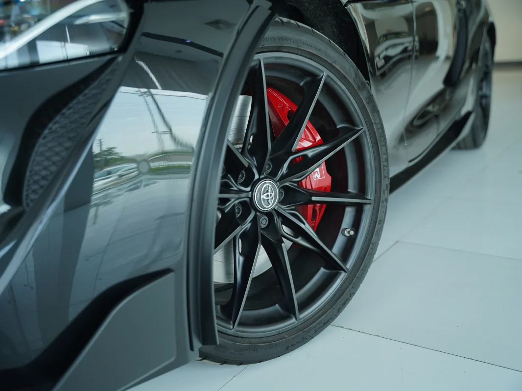 نمای نزدیک رینگ و سیستم ترمز Toyota Supra GR 2026 با کالیپر قرمز