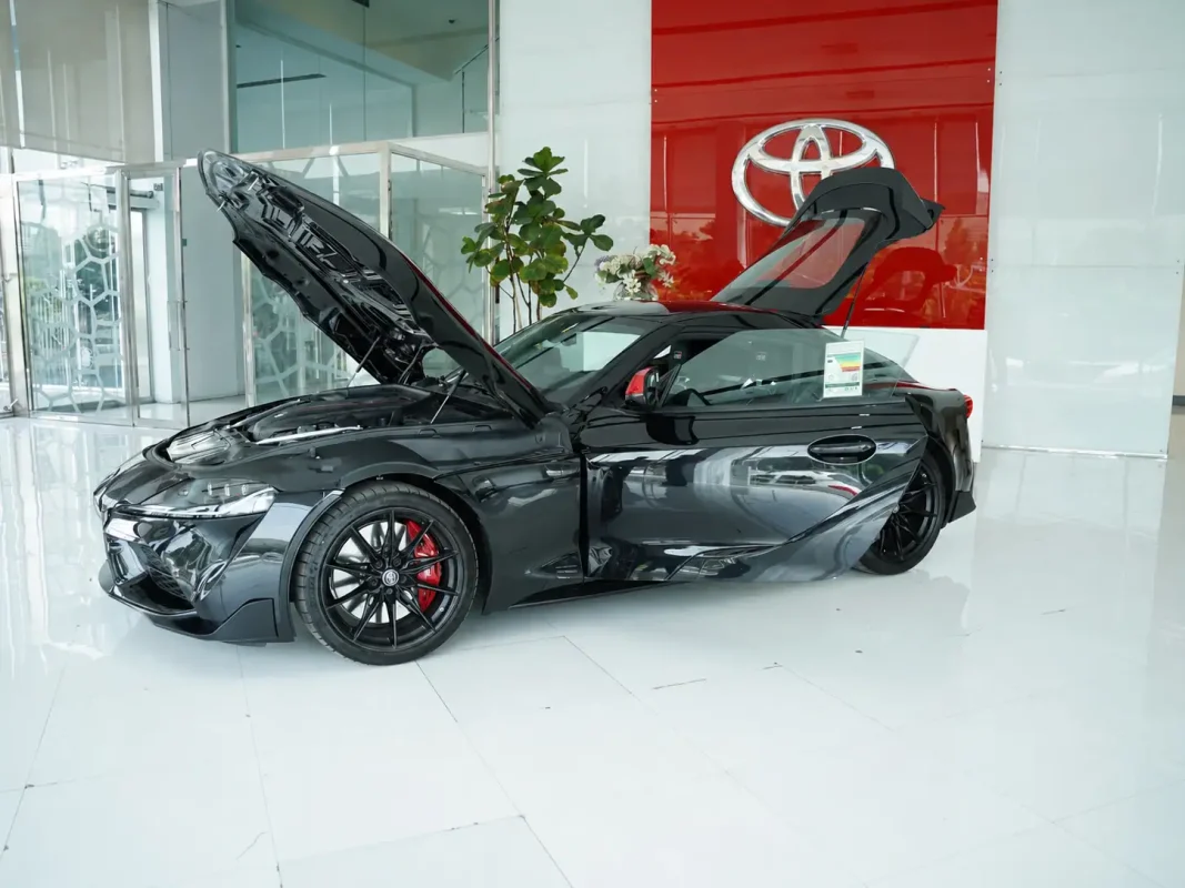 نمای جانبی Toyota Supra GR 2026 با کاپوت باز و پیشرانه توربوشارژ