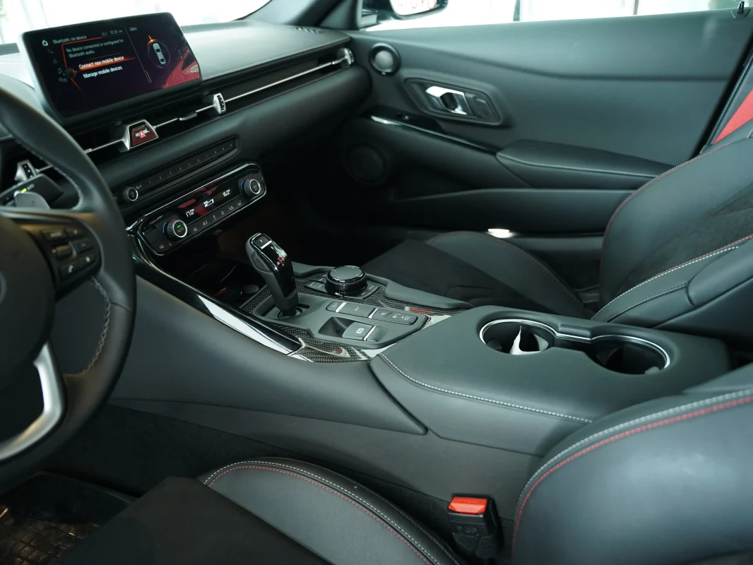 کابین و کنسول مرکزی Toyota Supra GR 2026 با طراحی راننده‌محور