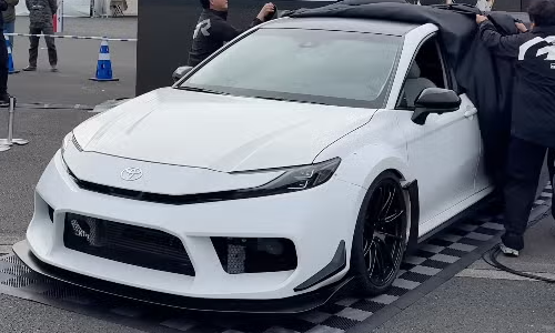 تویوتا کمری سفید با تیونینگ Gazoo Racing و پروژه نمایشی ۷۰۰ اسب بخار
