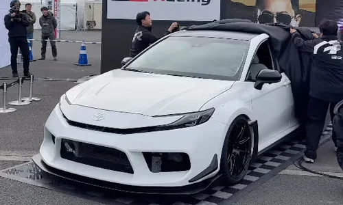 تویوتا کمری سفید با تیونینگ Gazoo Racing و پروژه نمایشی ۷۰۰ اسب بخار