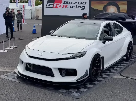 تویوتا کمری سفید ۷۰۰ اسب بخار با تیونینگ Gazoo Racing
