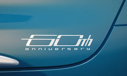 نشان 60th Anniversary روی بدنه تویوتا کرولا