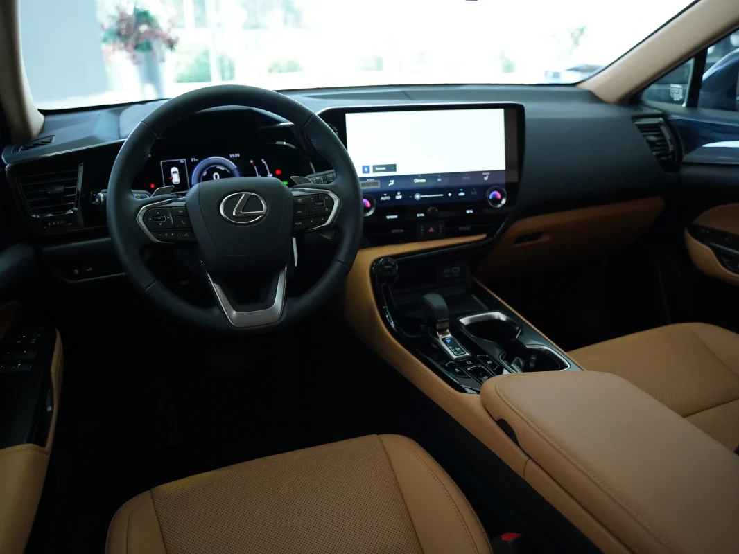 نمای کابین و داشبورد لکسوس NX350h