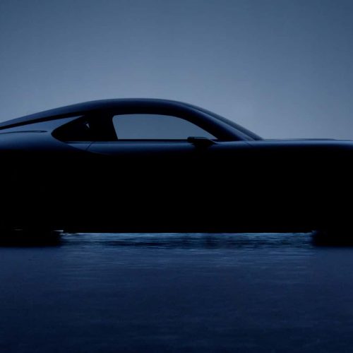 سیلوئت جانبی لکسوس LFA در نور آبی