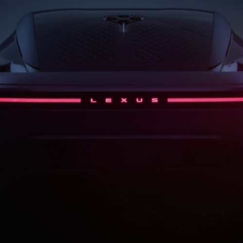 کلوزآپ چراغ جلوی لکسوس LFA با طراحی تهاجمی