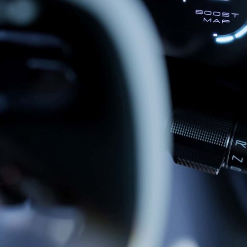 کلوزآپ فرمان و داشبورد لکسوس LFA در نور کم