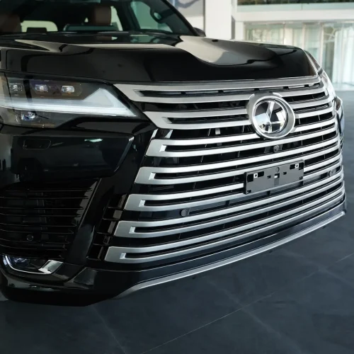 نمای نزدیک جلوپنجره لکسوس LX Signature