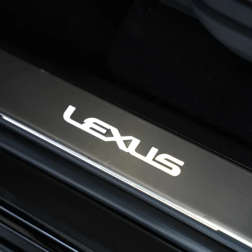 عتبه روشن درب با نشان لکسوس در LX Signature