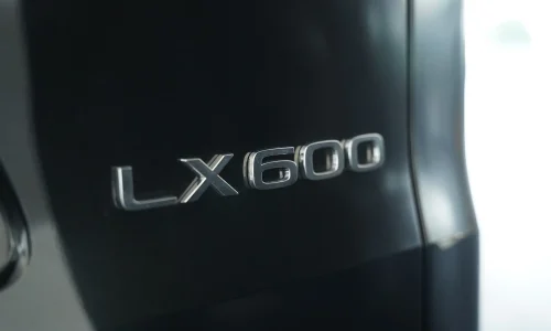 نشان LX روی بدنه لکسوس LX Signature