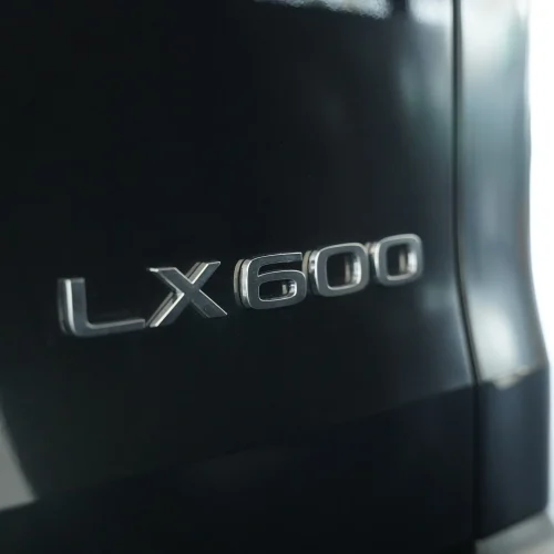 نشان LX روی بدنه لکسوس LX Signature