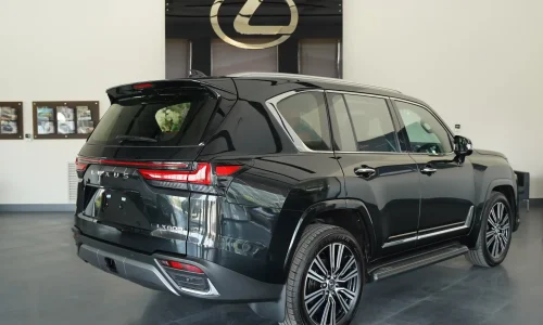 نمای سه رخ عقب لکسوس LX Signature