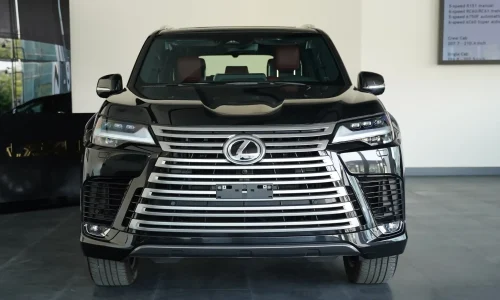 نمای مستقیم جلوی لکسوس LX Signature در شوروم