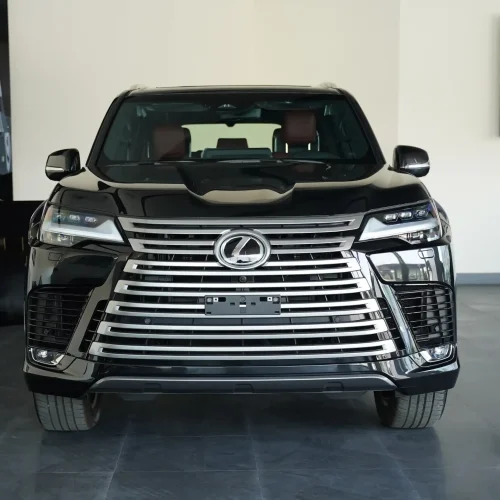 نمای مستقیم جلوی لکسوس LX Signature در شوروم