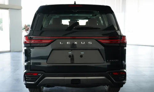 نمای مستقیم عقب لکسوس LX Signature در شوروم