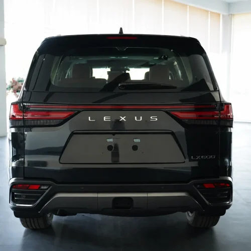 نمای مستقیم عقب لکسوس LX Signature در شوروم