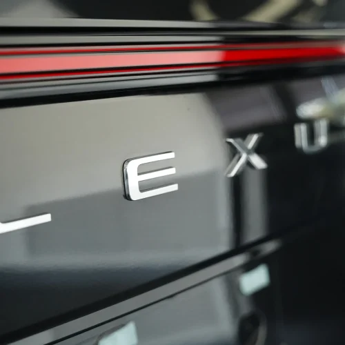نوشته لکسوس در بخش عقب لکسوس LX Signature