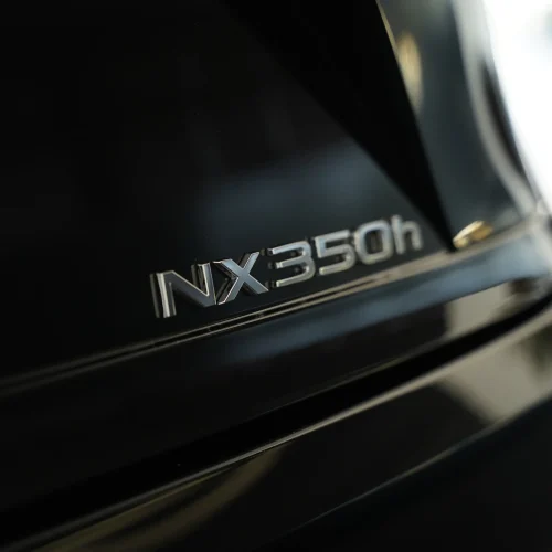 نشان NX350h روی بدنه عقب لکسوس ایرتویا