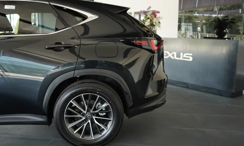 نمای جانبی عقب لکسوس NX350h در شوروم ایرتویا