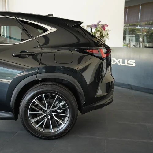نمای جانبی عقب لکسوس NX350h در شوروم ایرتویا