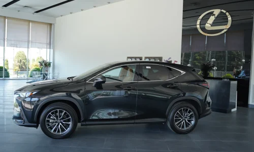 نمای جانبی کامل لکسوس NX350h مشکی در شوروم ایرتویا
